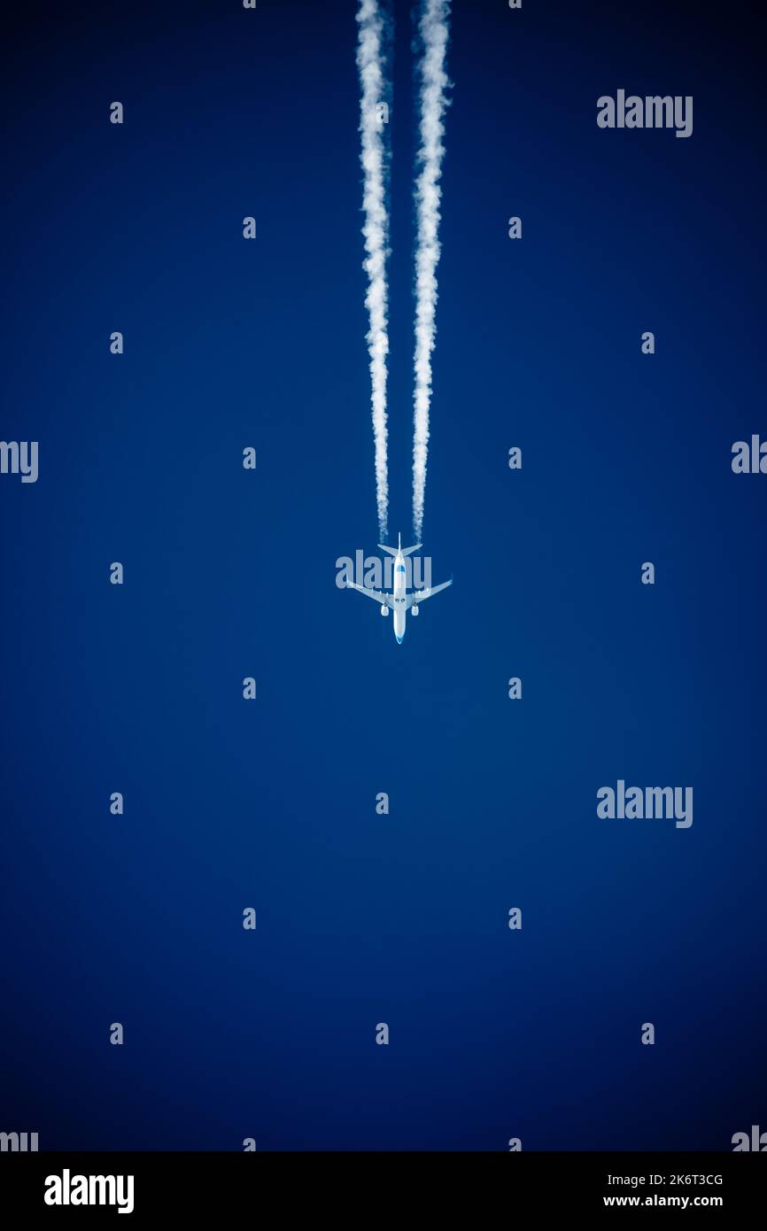 Boeing 737 volant. Air to Air photo des contrailles Banque D'Images