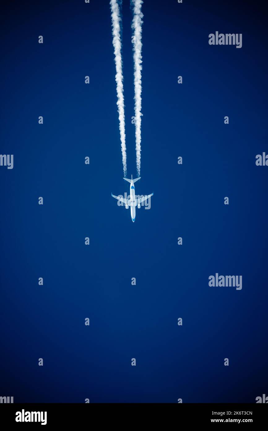 Boeing 737 volant. Air to Air photo des contrailles Banque D'Images