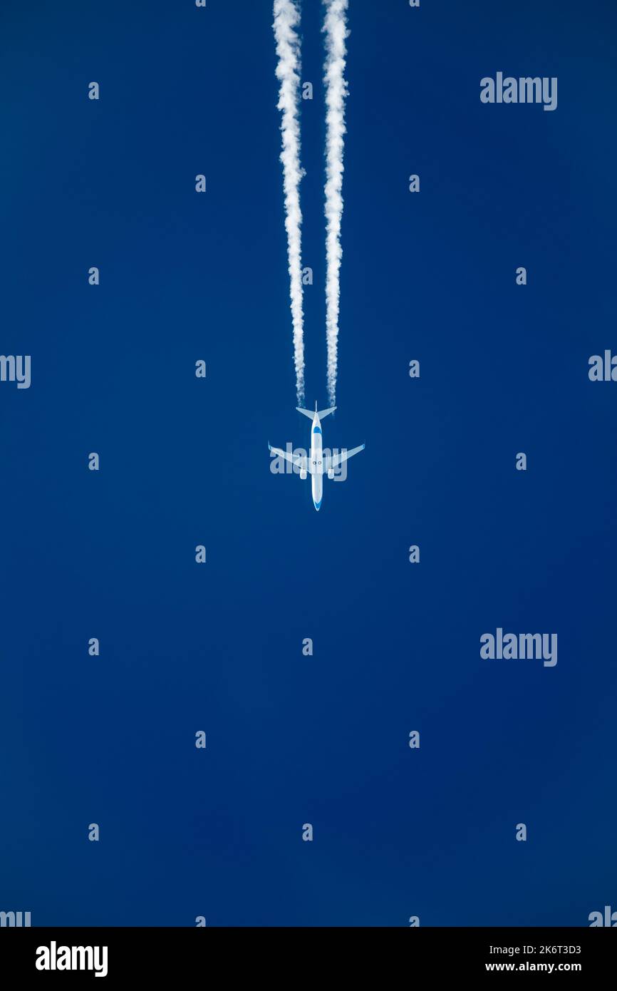 Boeing 737 volant. Air to Air photo des contrailles Banque D'Images