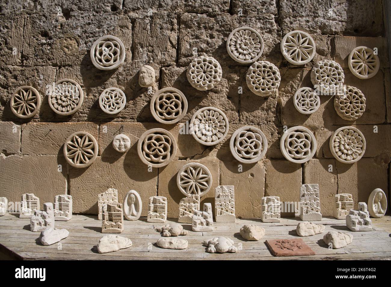 Collection de rosettes sculptées dans le tuf dans une boutique de souvenirs de Matera Banque D'Images