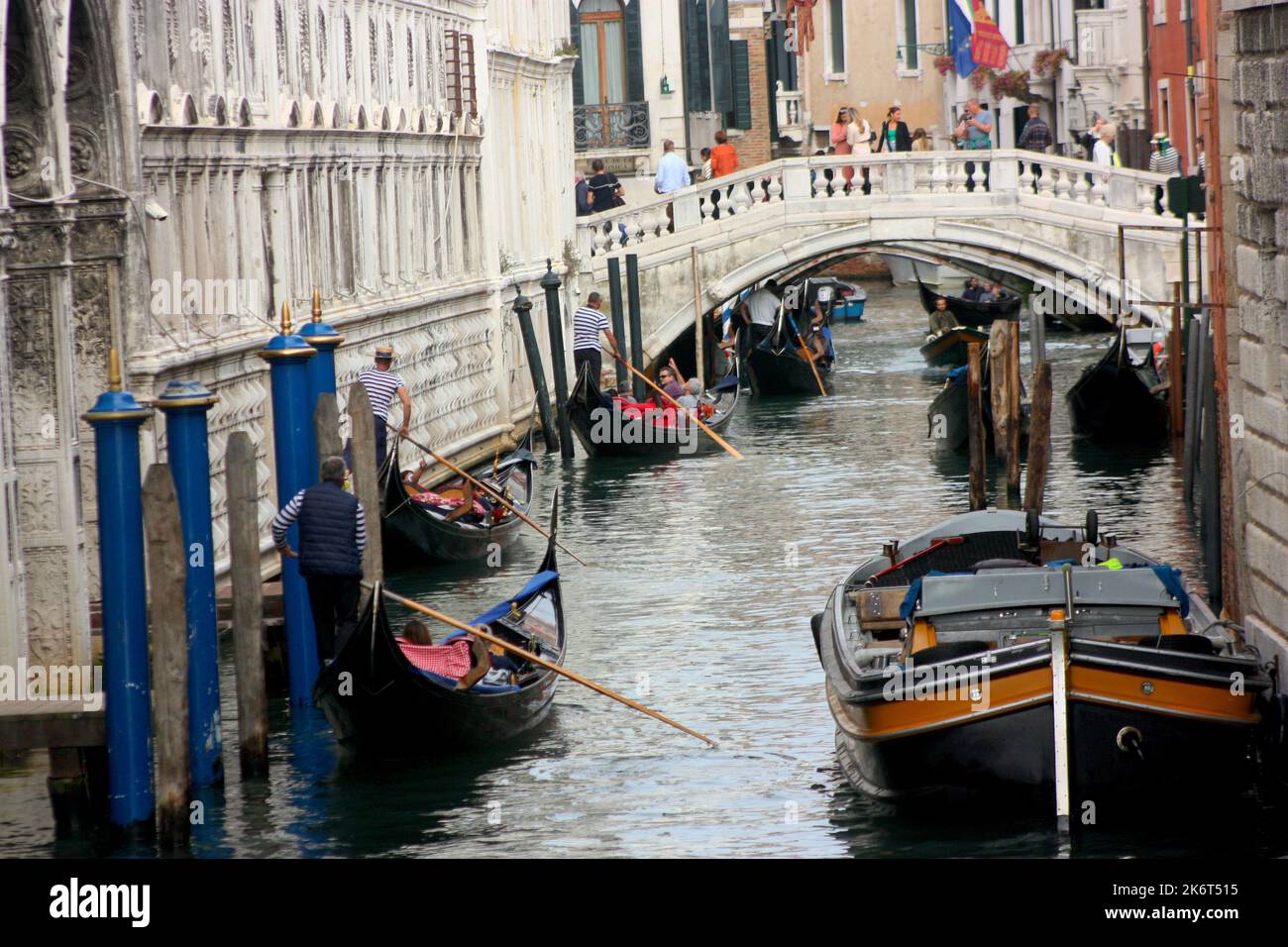 Gondoles sur les canaux de Venise Banque D'Images