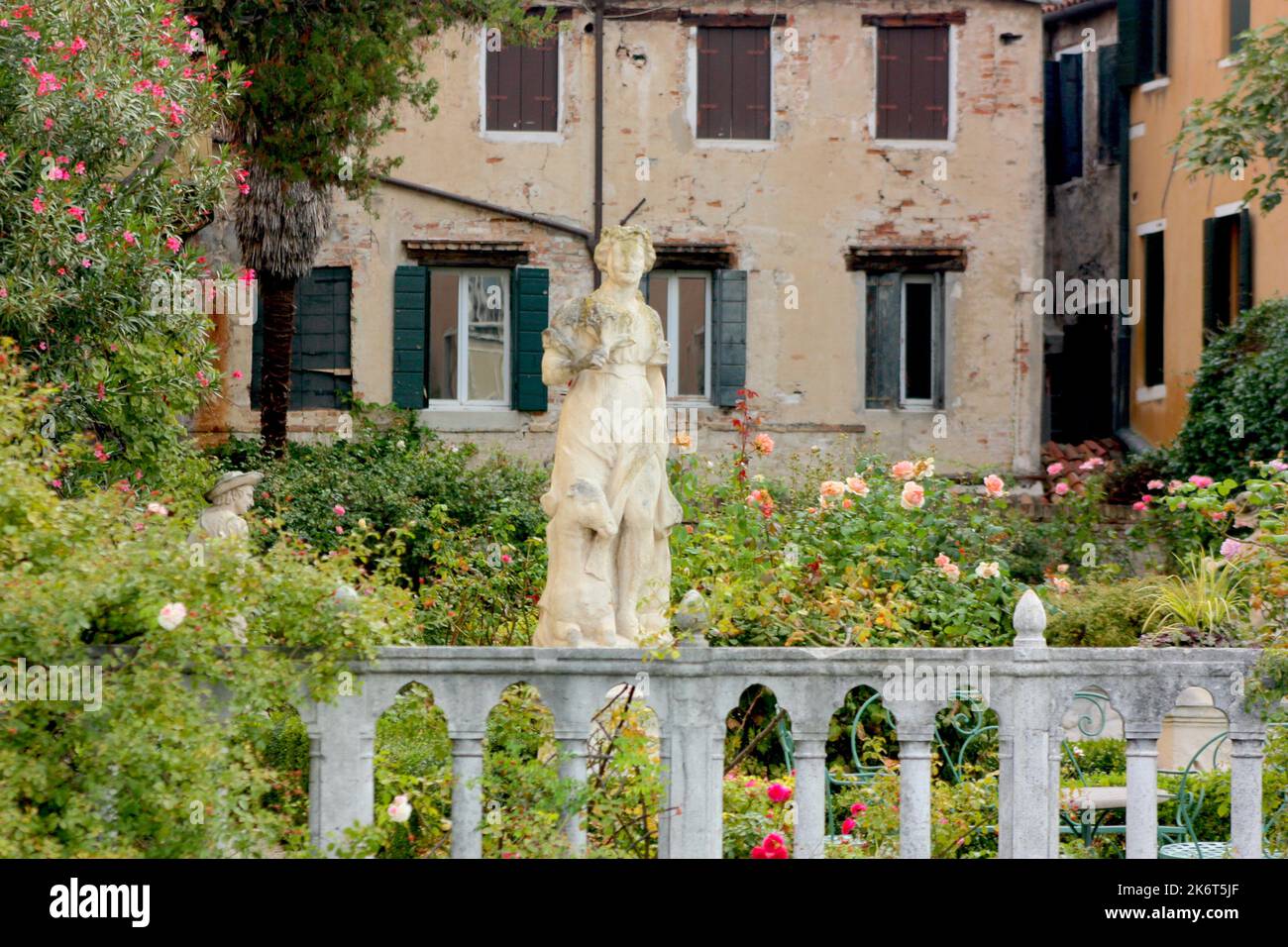 Jardin et statue à Venise Banque D'Images