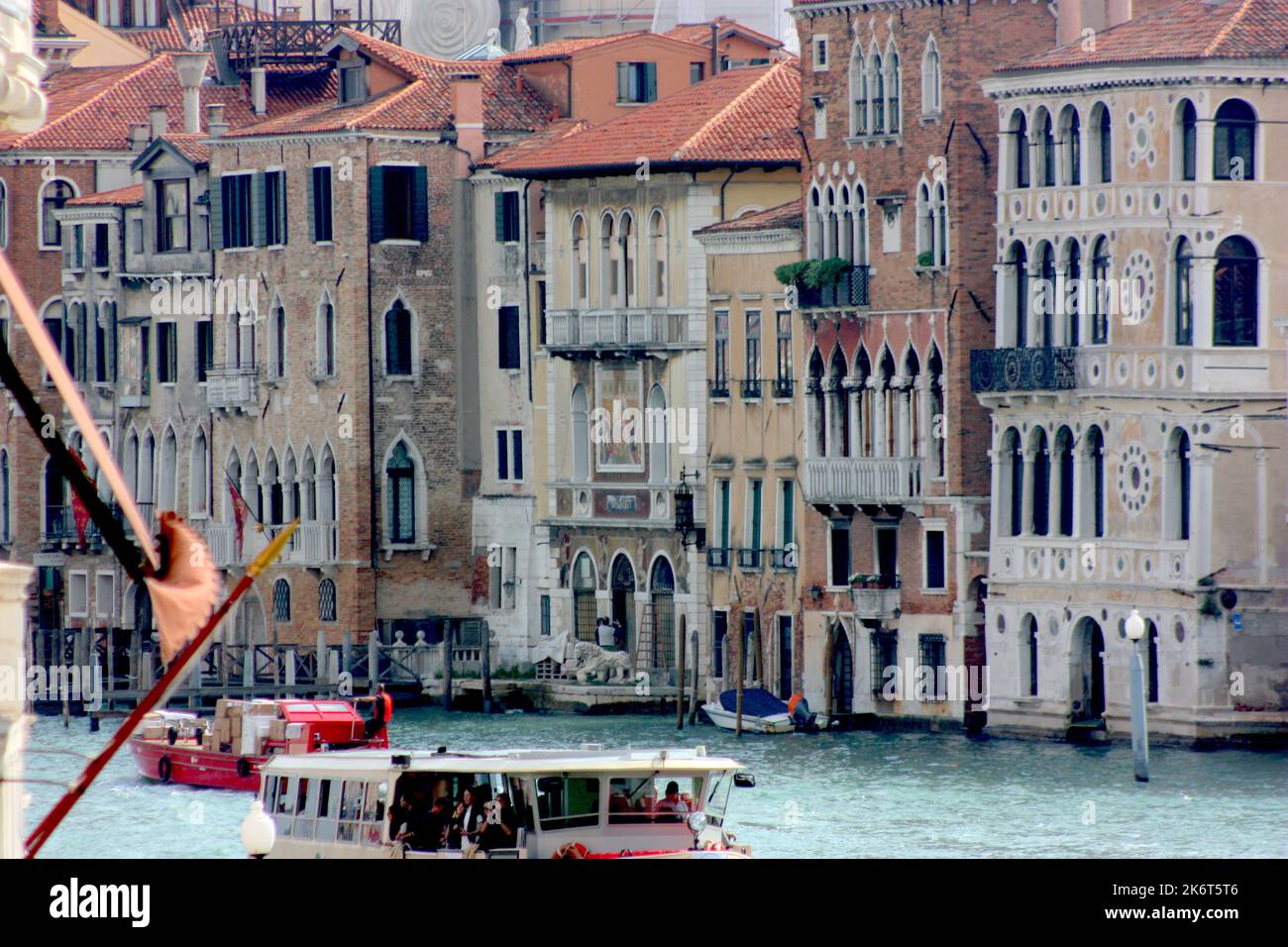 Bateau-bus sur le Grand Canal à Venise Banque D'Images