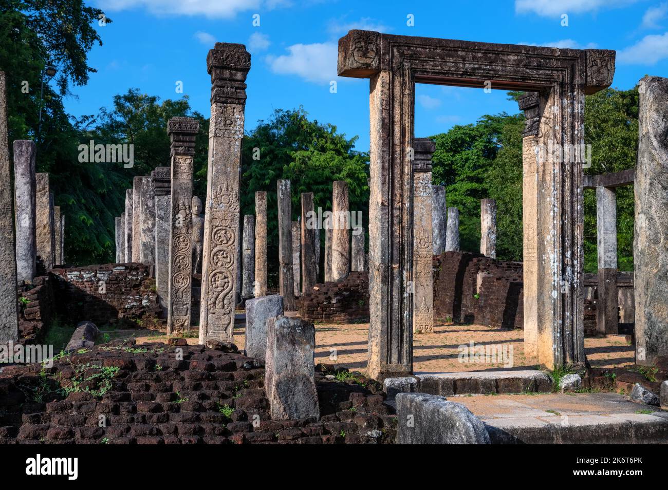 Ruines antiques du temple d'Atadage pour la relique de la dent de Bouddha à Polonnaruwa ancienne capitale du Sri Lanka. Banque D'Images