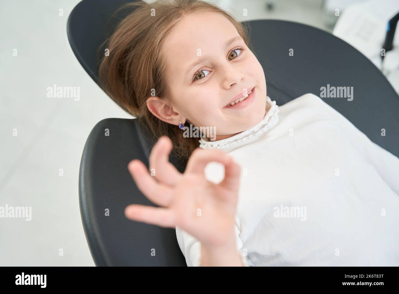 Joyeux préadolescent posant pour la caméra avant le traitement des dents Banque D'Images