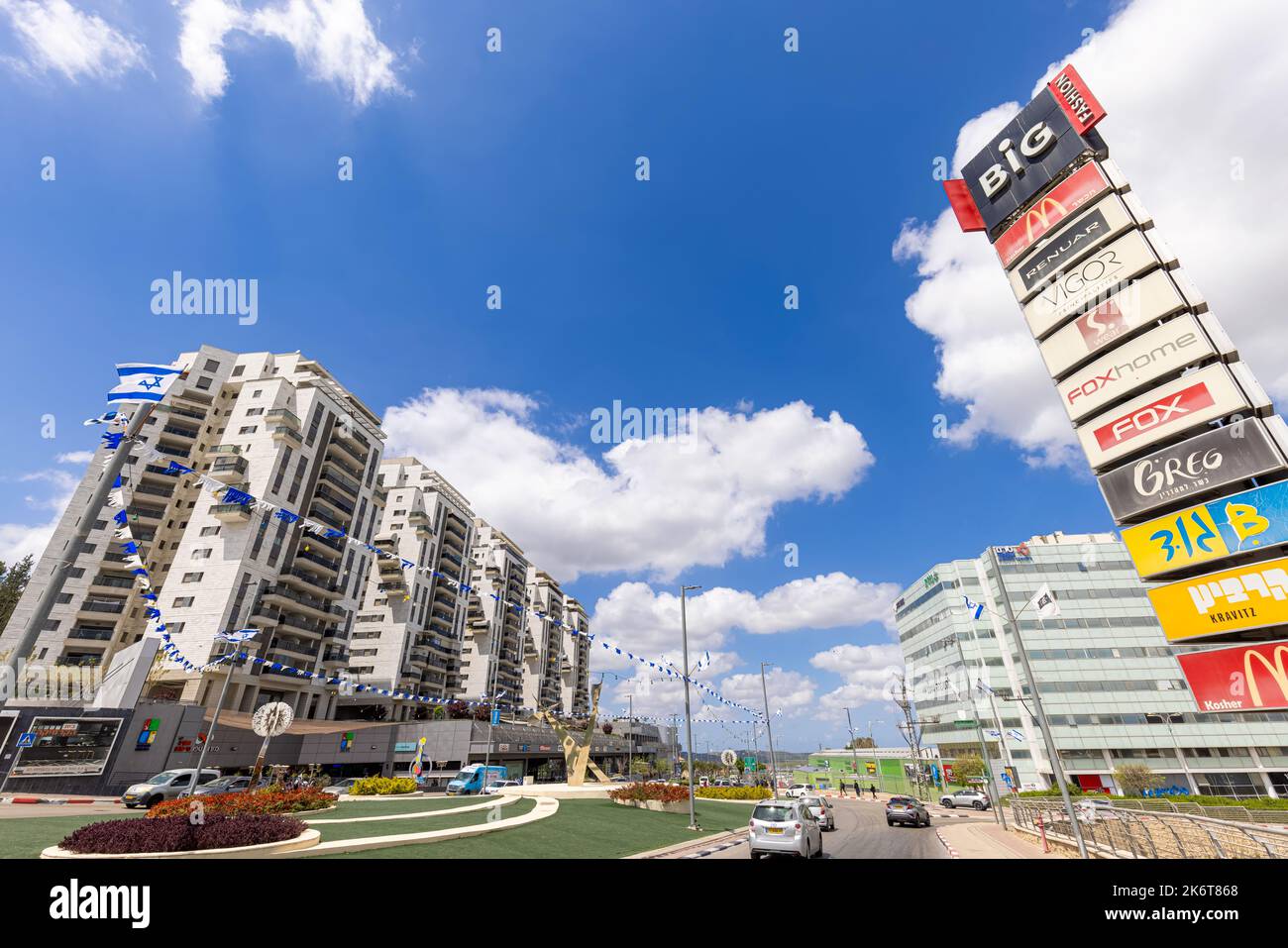 Bet Shemesh, Israël, 17 avril, 2022: Nouveau centre commercial Beit Shemesh avec des magasins, des banques, des centres commerciaux et de nouveaux bâtiments résidentiels près de la gare nouvellement construite Banque D'Images