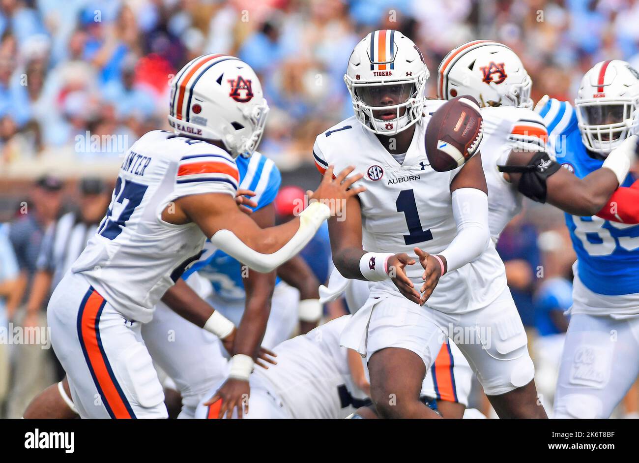 15 octobre 2022: Le quarterback des Tigres Auburn T.J. Finley (1) fait un pari sur sa course de retour pendant le premier quart d'un match de football universitaire NCAA contre les rebelles du Mississippi au stade Vaught-Hemingway à Oxford, MS. Austin McAfee/CSM Banque D'Images