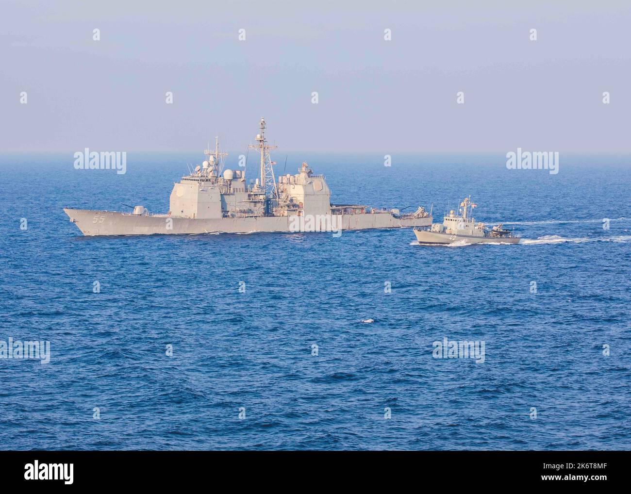 221014-N-KL637-1177 MER ADRIATIQUE (14 octobre 2022) le croiseur à missiles guidés de classe Ticonderoga USS Leyte Gulf (CG 55) navigue à côté du bateau à missiles croate Dubrovnik (RTOP 42) lors de l'activité de vigilance Neptune Strike 22,2 (NEST 22,2) menée par l'OTAN, dans la mer Adriatique, le 14 octobre 2022. NEST 22,2 est l'évolution naturelle de la capacité de l'OTAN à intégrer les capacités de guerre maritime haut de gamme d'un groupe de grève des transporteurs pour soutenir la défense de l'alliance en Europe. (É.-U. Photo marine par Spécialiste communication de masse 2nd classe Stuart Posada) Banque D'Images