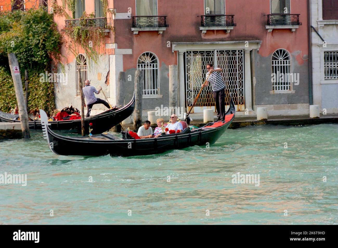 Deux gondoles sur le Grand Canal à Venise Banque D'Images