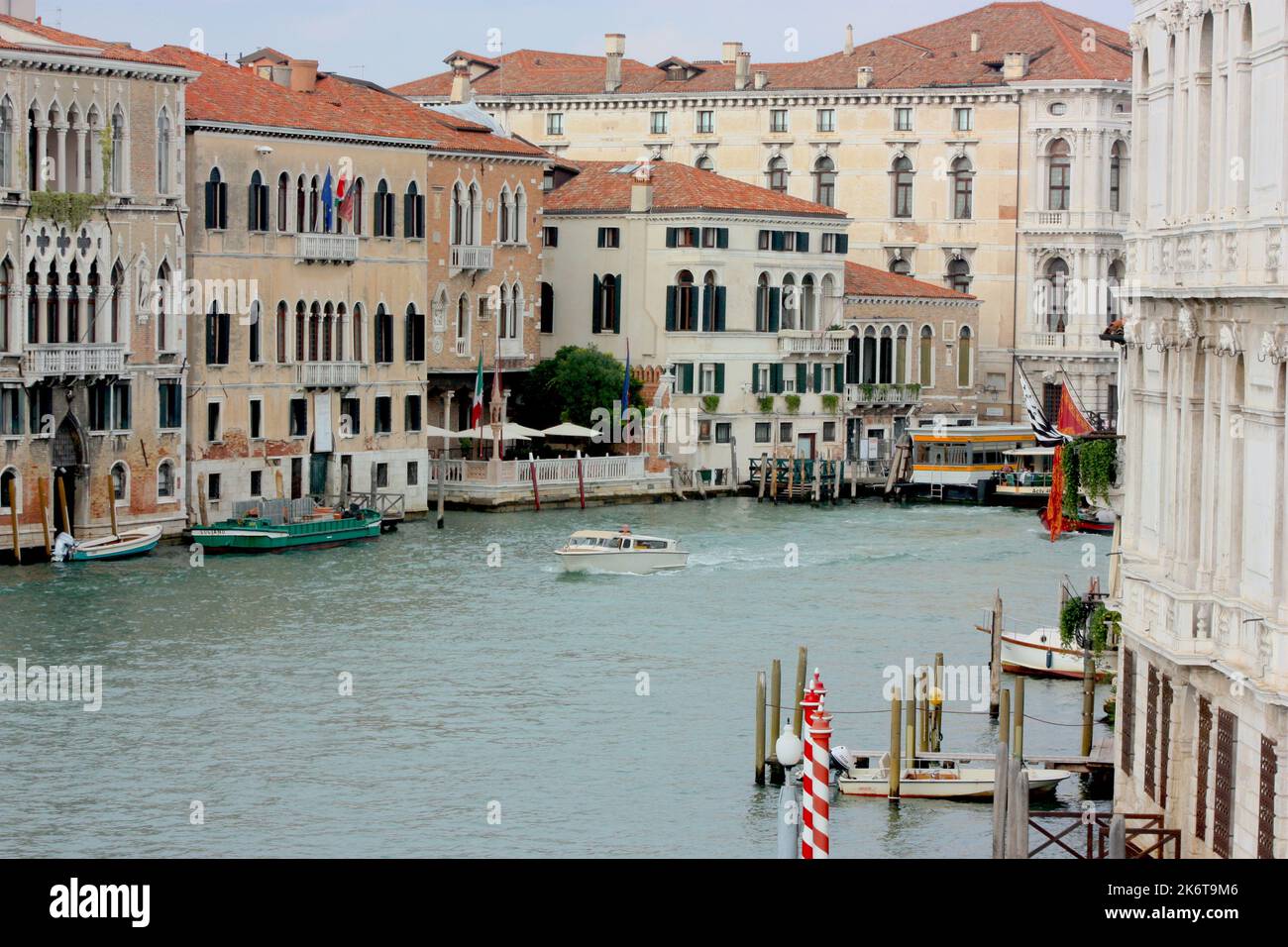 Bateau-taxi sur le Grand Canal à Venise Banque D'Images