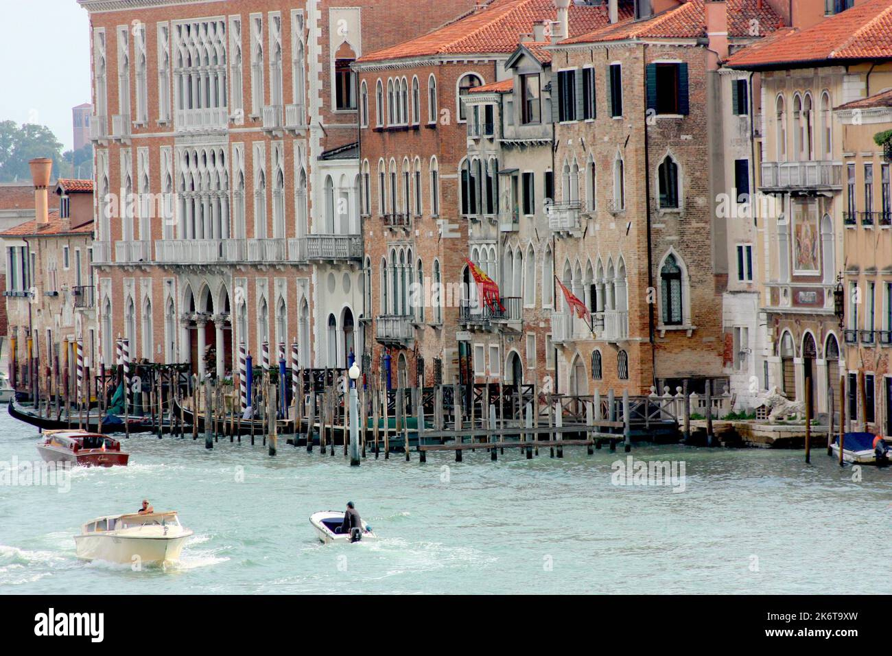 Bateaux-taxis et une gondole sur le Grand Canal à Venise Banque D'Images