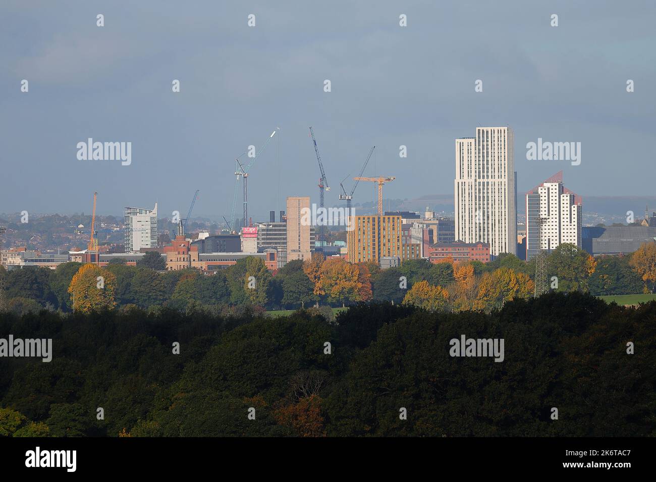 Vue sur les gratte-ciel de Leeds depuis Temple Newsam en automne Banque D'Images