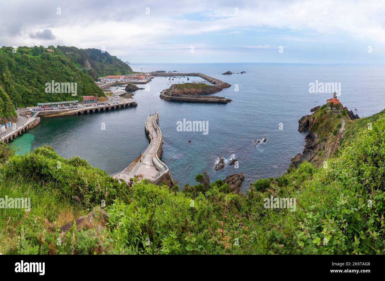 Vue panoramique sur le port et le phare de Cudillero dans les Asturies. Banque D'Images