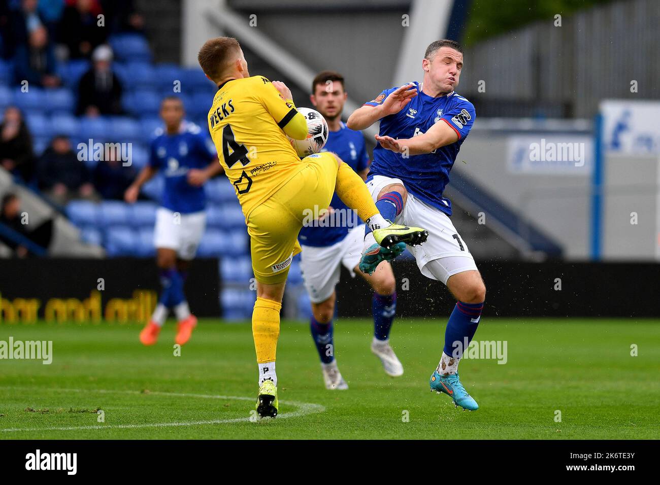 Lors du match de qualification de la coupe FA 4th entre Oldham Athletic et Chester à Boundary Park, Oldham, le samedi 15th octobre 2022. (Credit: Eddie Garvey | MI News)John Rooney de Oldham Athletic Tussles avec Declan Weeks de Chester pendant le match rond qualifiant de FA Cup 4th entre Oldham Athletic et Chester à Boundary Park, Oldham, le samedi 15th octobre 2022. Banque D'Images