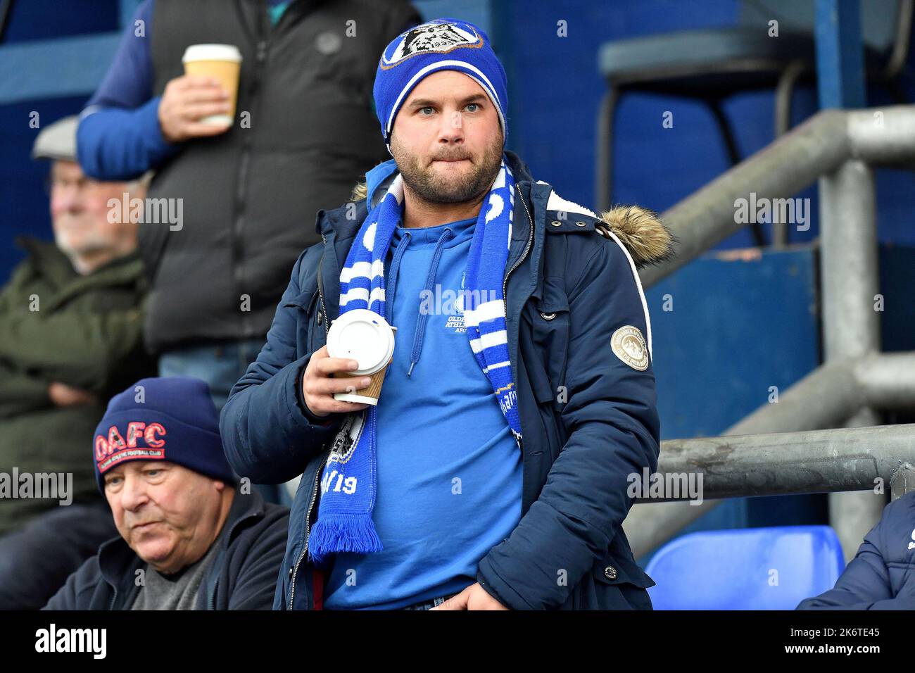 Lors du match de qualification de la coupe FA 4th entre Oldham Athletic et Chester à Boundary Park, Oldham, le samedi 15th octobre 2022. (Credit: Eddie Garvey | MI News)les fans d'Oldham lors du match rond qualifiant de la coupe FA 4th entre Oldham Athletic et Chester à Boundary Park, Oldham, le samedi 15th octobre 2022. Banque D'Images