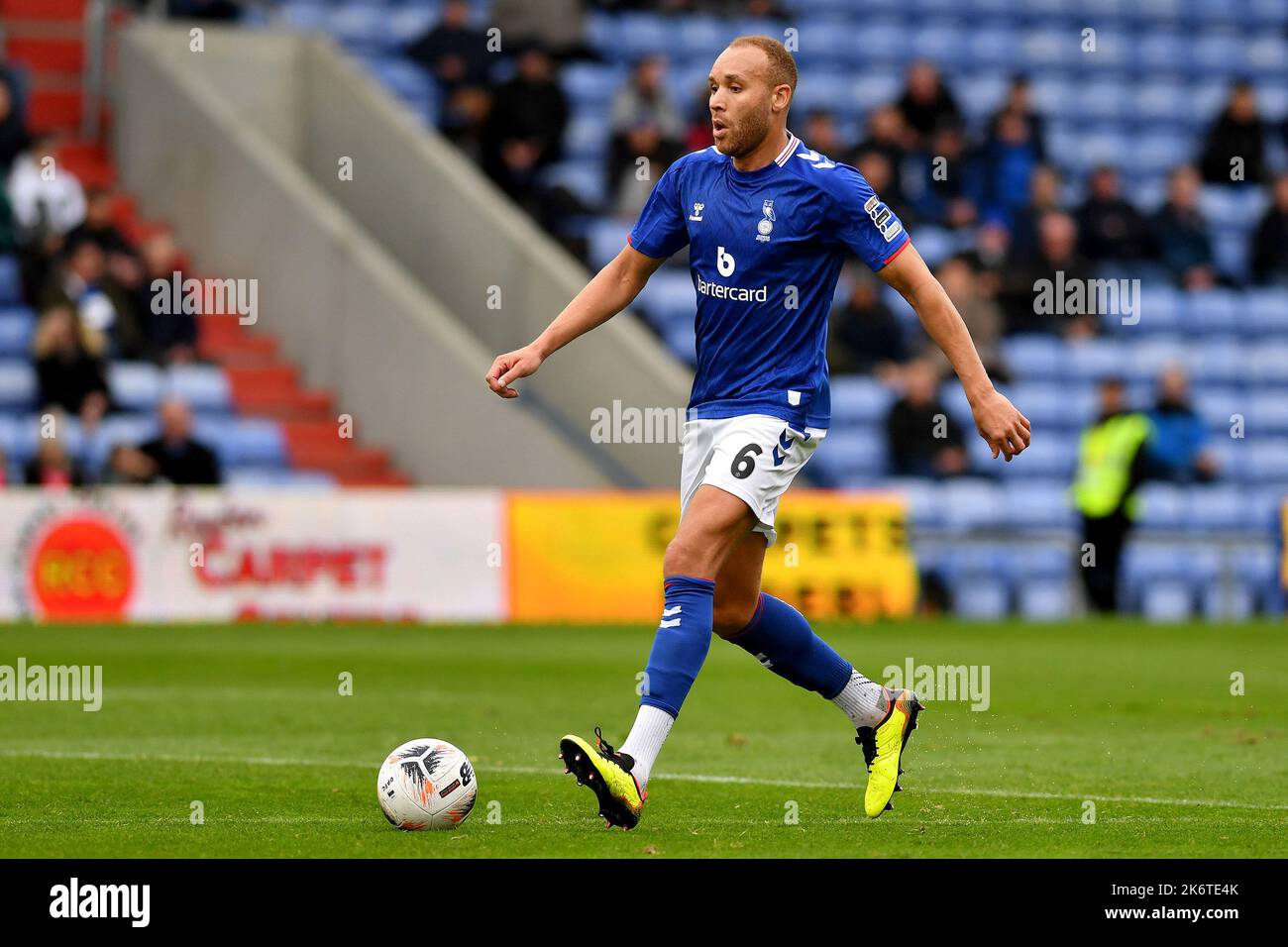 Lors du match de qualification de la coupe FA 4th entre Oldham Athletic et Chester à Boundary Park, Oldham, le samedi 15th octobre 2022. (Credit: Eddie Garvey | MI News)lois Maynard of Oldham Athletic lors du match rond qualifiant de la coupe FA 4th entre Oldham Athletic et Chester à Boundary Park, Oldham, le samedi 15th octobre 2022. Banque D'Images