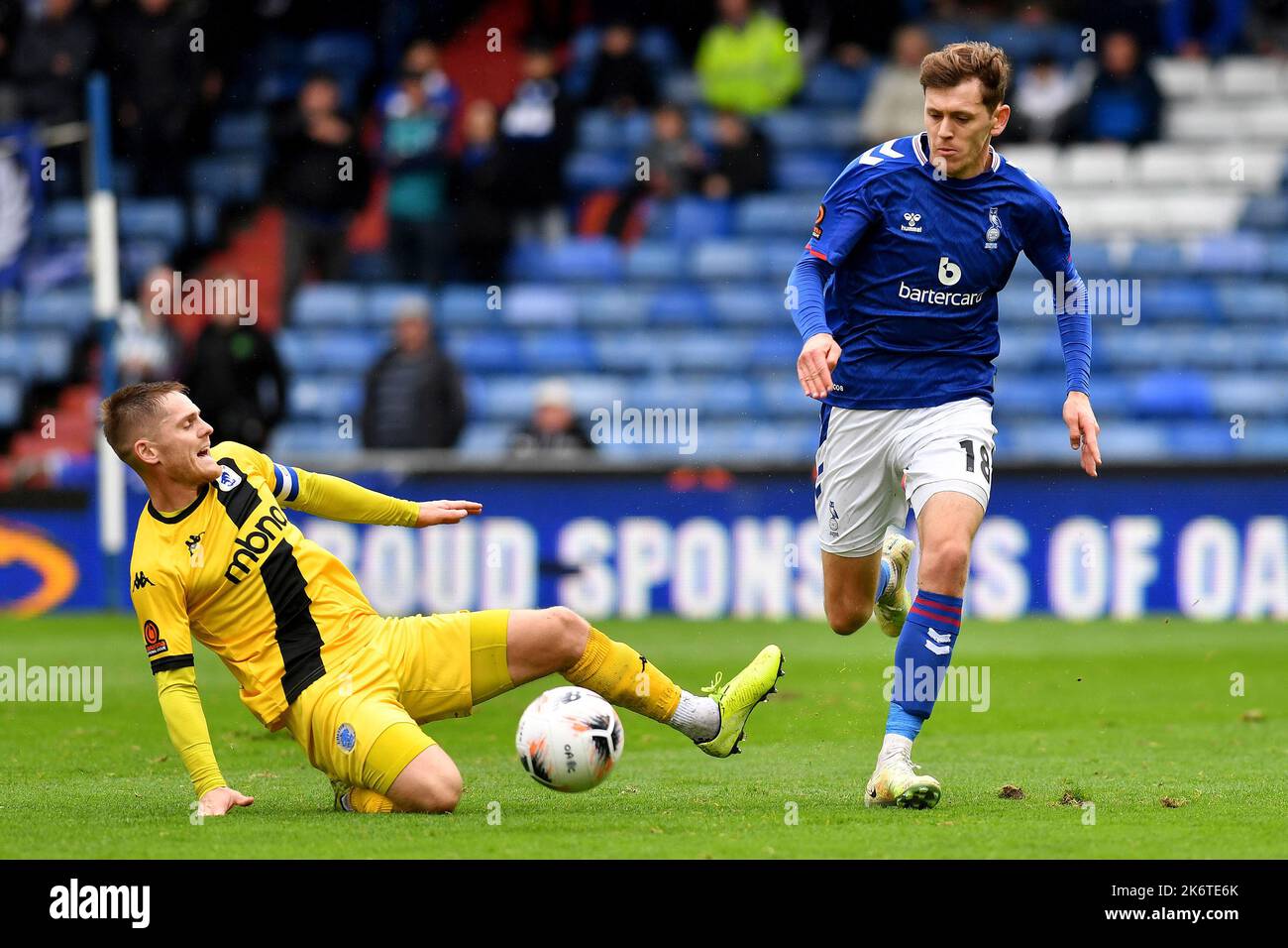 Lors du match de qualification de la coupe FA 4th entre Oldham Athletic et Chester à Boundary Park, Oldham, le samedi 15th octobre 2022. (Credit: Eddie Garvey | MI News)Ben Tollitt de Oldham Athletic Tussles pour possession pendant le match de qualification de la coupe FA 4th entre Oldham Athletic et Chester à Boundary Park, Oldham, le samedi 15th octobre 2022. Banque D'Images