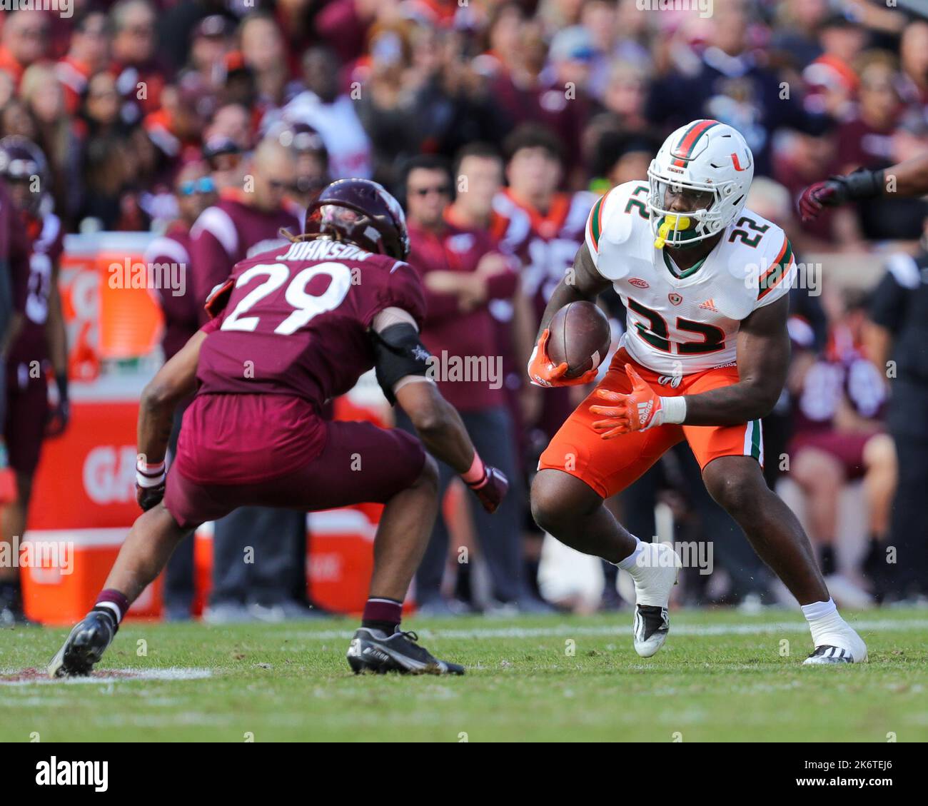 22 septembre 2022: Miami Hurricanes en cours de retour Thaddius Franklin Jr. (22) rougit le ballon pendant le match de football NCAA entre les Miami Hurricanes et les Virginia Tech Hokies au stade Lane à Blacksburg, Virginie. Greg Atkins/CSM Banque D'Images