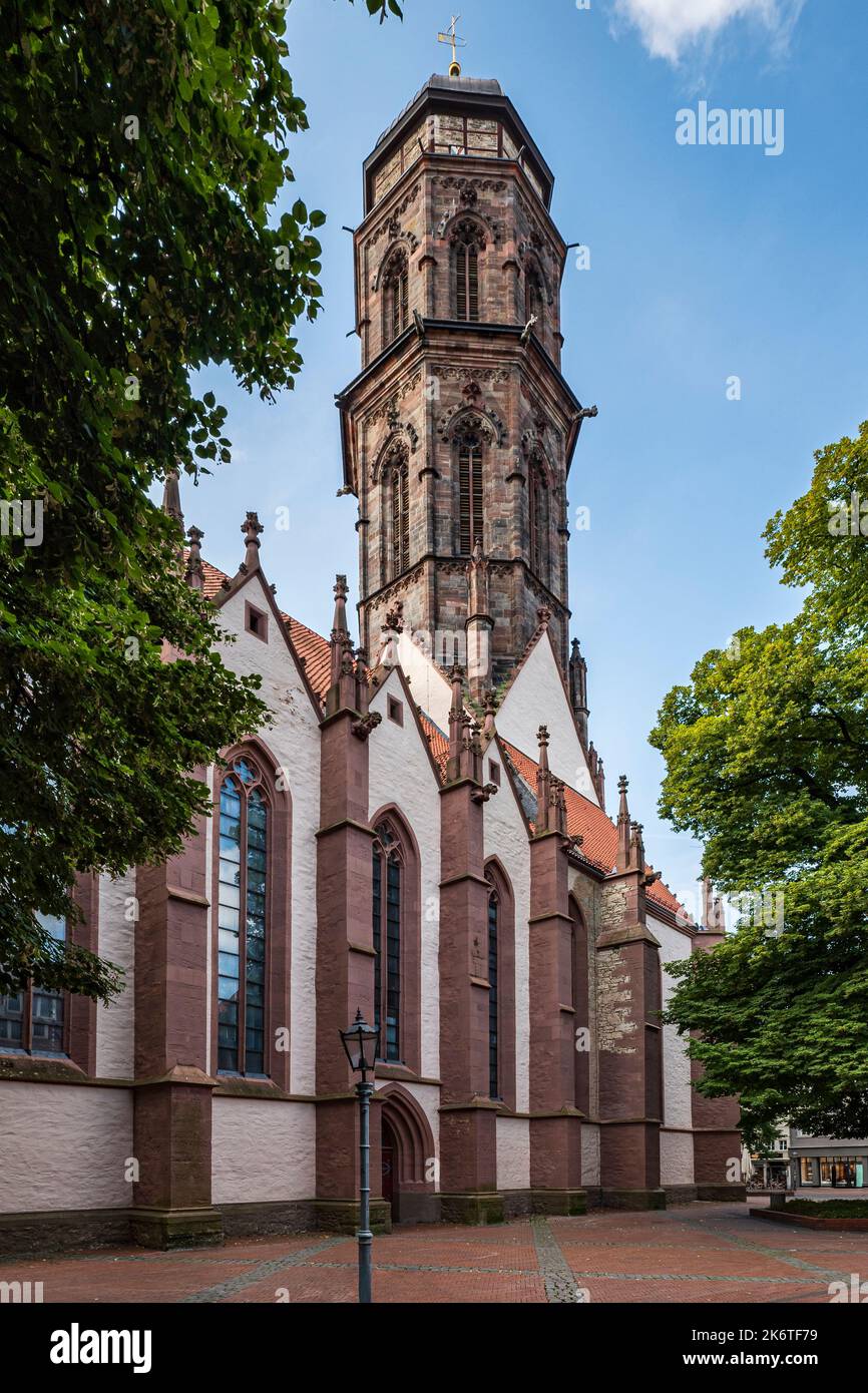 Nef et tour de l'église St Jacobi à Goettingen Banque D'Images