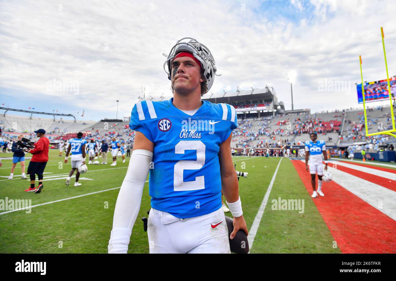 Oxford, MS, États-Unis. 15th octobre 2022. Jaxson Dart, le quartier des rebelles du Mississippi, part du terrain après un match de football universitaire de la NCAA contre les Tigres Auburn au stade Vaught-Hemingway à Oxford, en Mississippi. Austin McAfee/CSM/Alamy Live News Banque D'Images