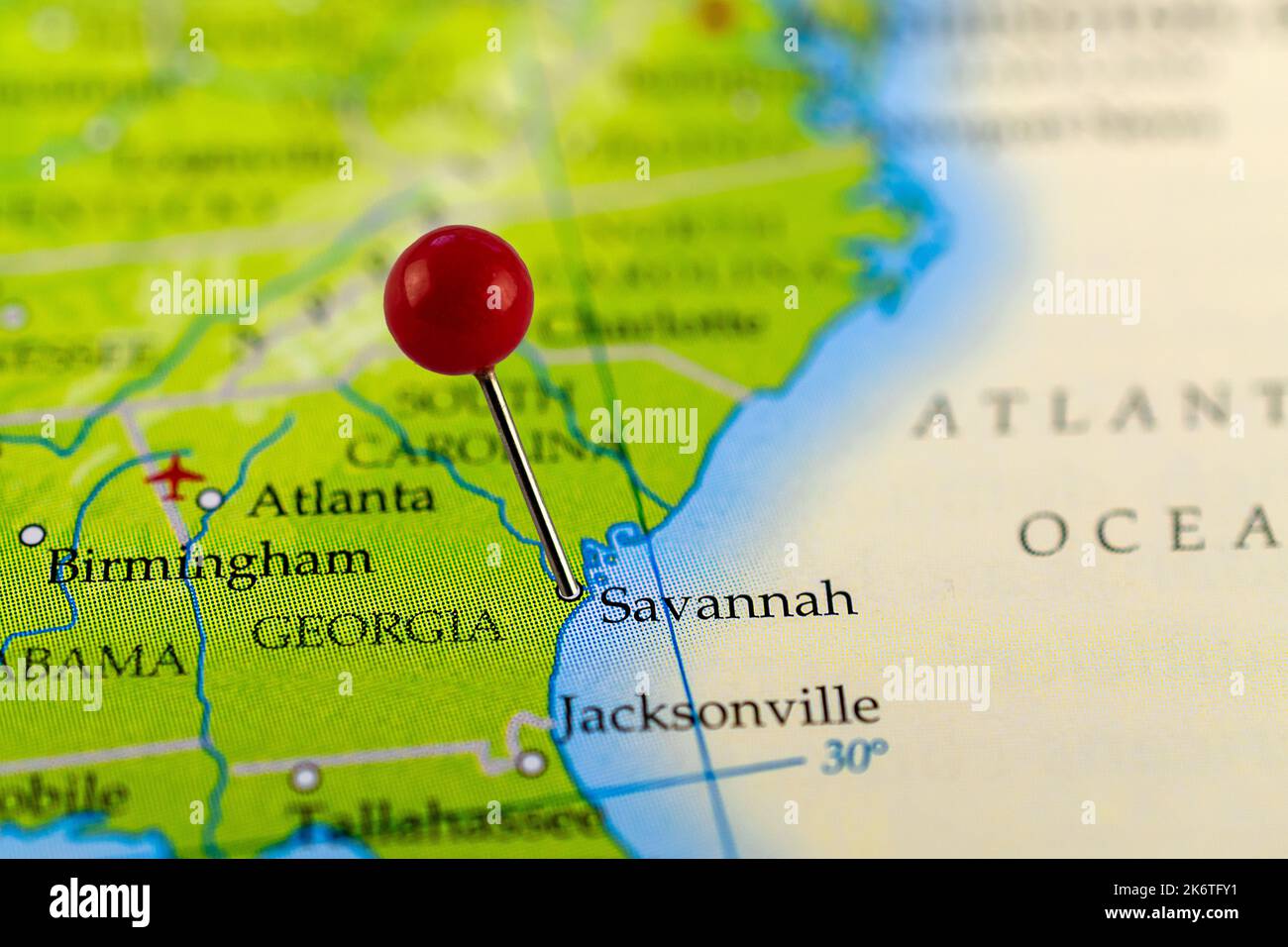 Carte Savannah. Savane clavetée. Carte avec point rouge de Savannah aux Etats-Unis. Banque D'Images