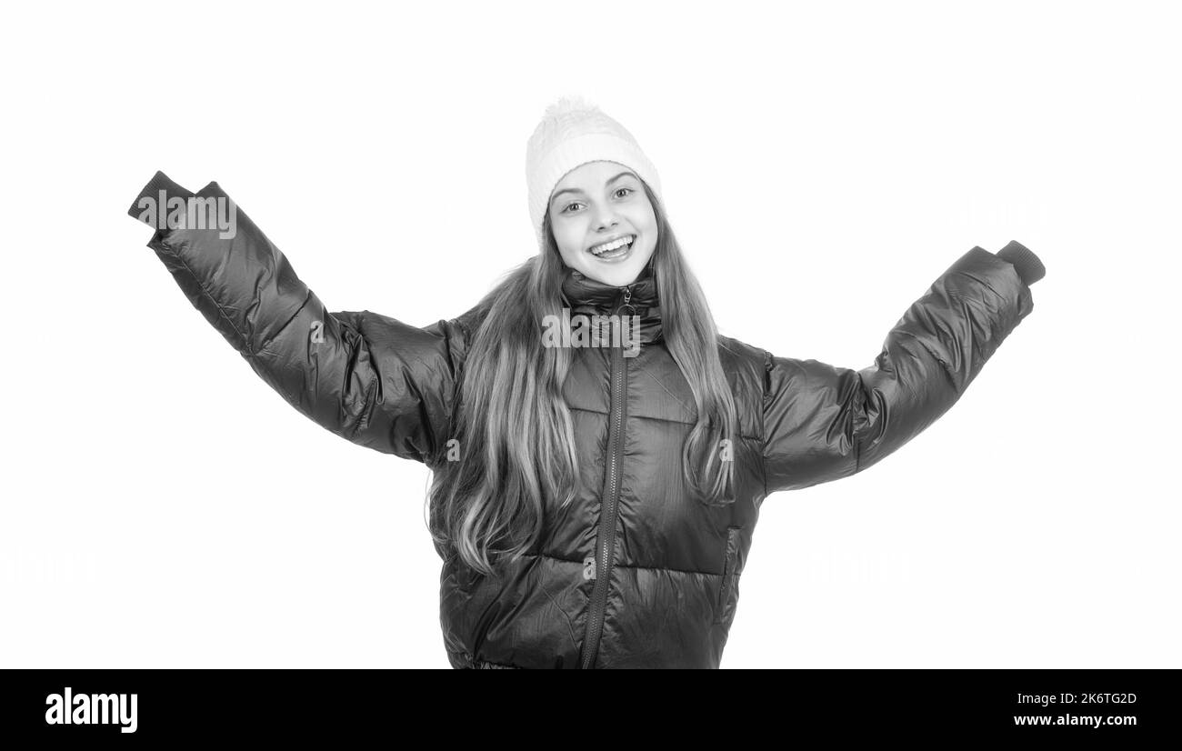 bonne jeune fille en vêtements d'hiver. vêtements chauds pour temps froid. bonheur d'enfance Banque D'Images