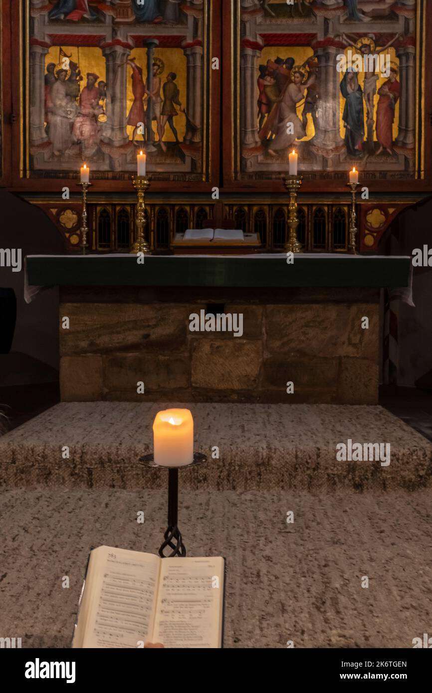Livre d'hymne ouvert devant l'autel ailé de l'église St Jacobi à Goettingen Banque D'Images