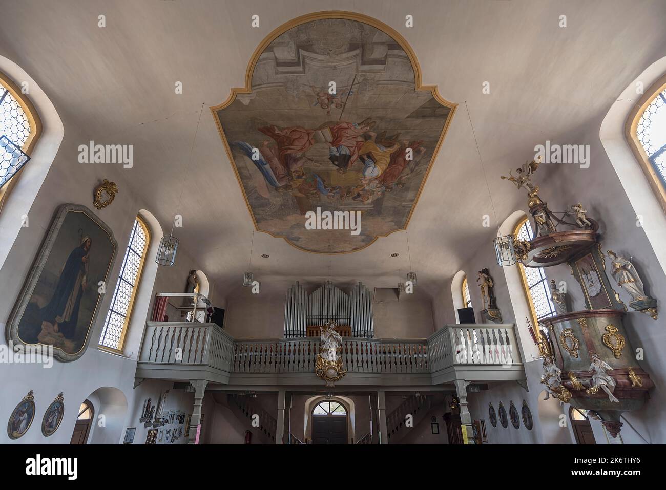 Peinture de plafond et la figure de St. Nepomuk devant le loft d'orgue dans l'église paroissiale de St. James l'ancien, construit en 1757-1792 Banque D'Images