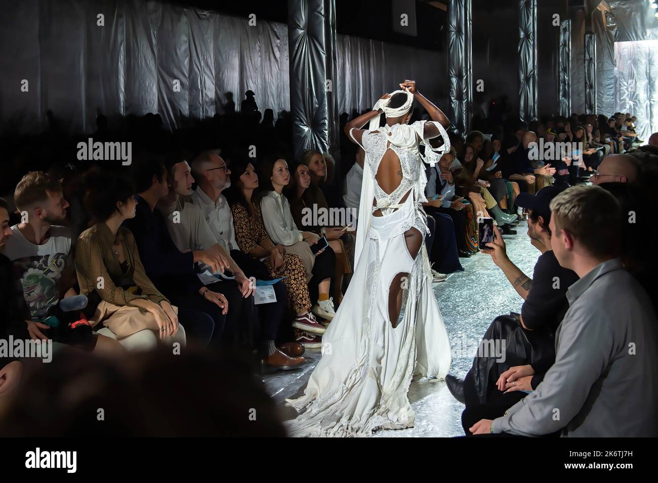 Un modèle marche sur la piste pendant le spectacle de mode Fernando Miro et Alizee Loubet au festival international de mode Hyères 2022 le festival international de mode 37th aura lieu à Hyères (France) à la Villa Noailles de 13 octobre au 16, 2022. Dix jeunes designers sont en compétition pour le Grand Prix. (Photo de Laurent Coust / SOPA Images / Sipa USA) Banque D'Images