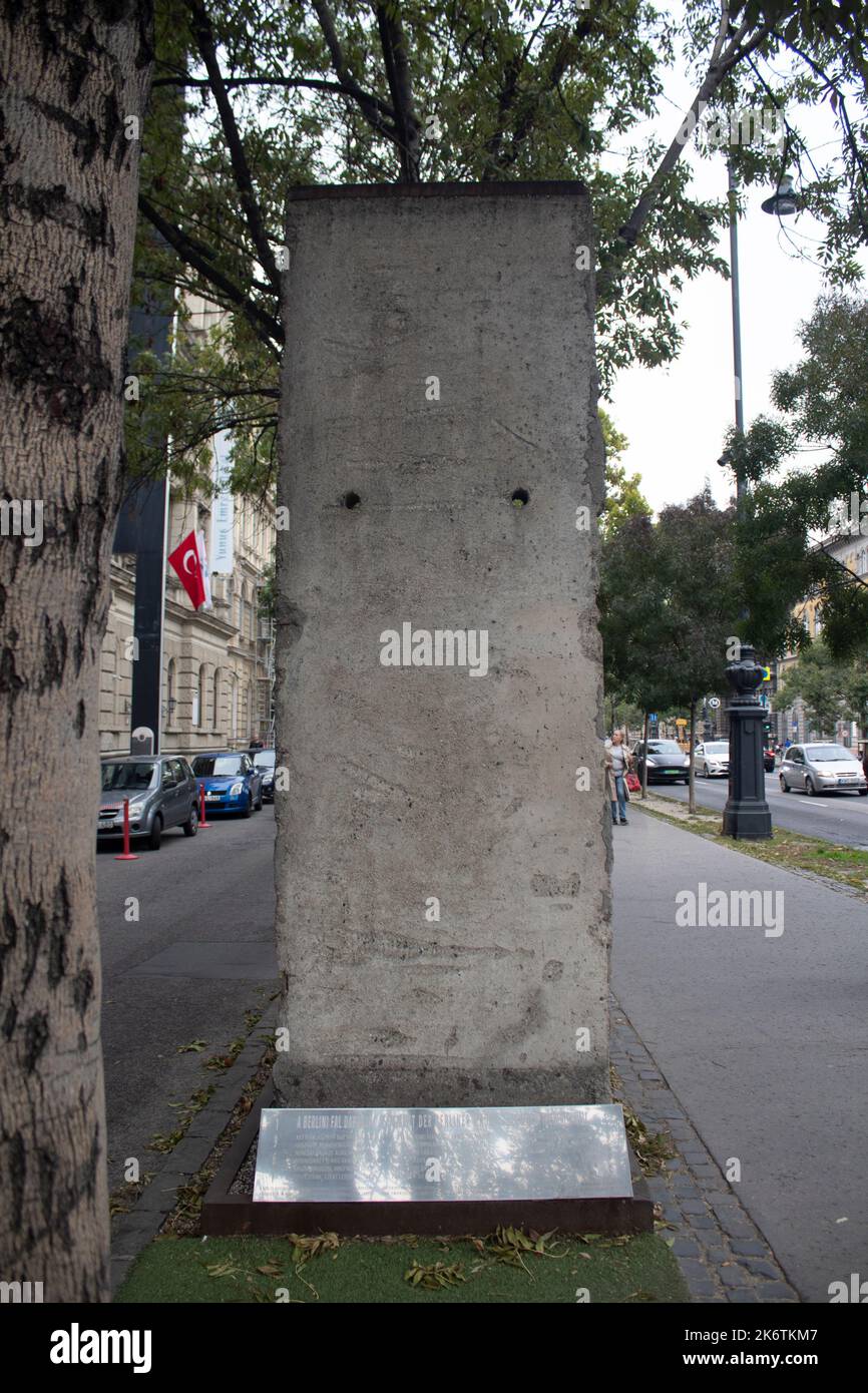 Un morceau du mur de Berlin à l'extérieur de la maison de Terror Andrássy út 60 à Budapest, Hongrie Banque D'Images