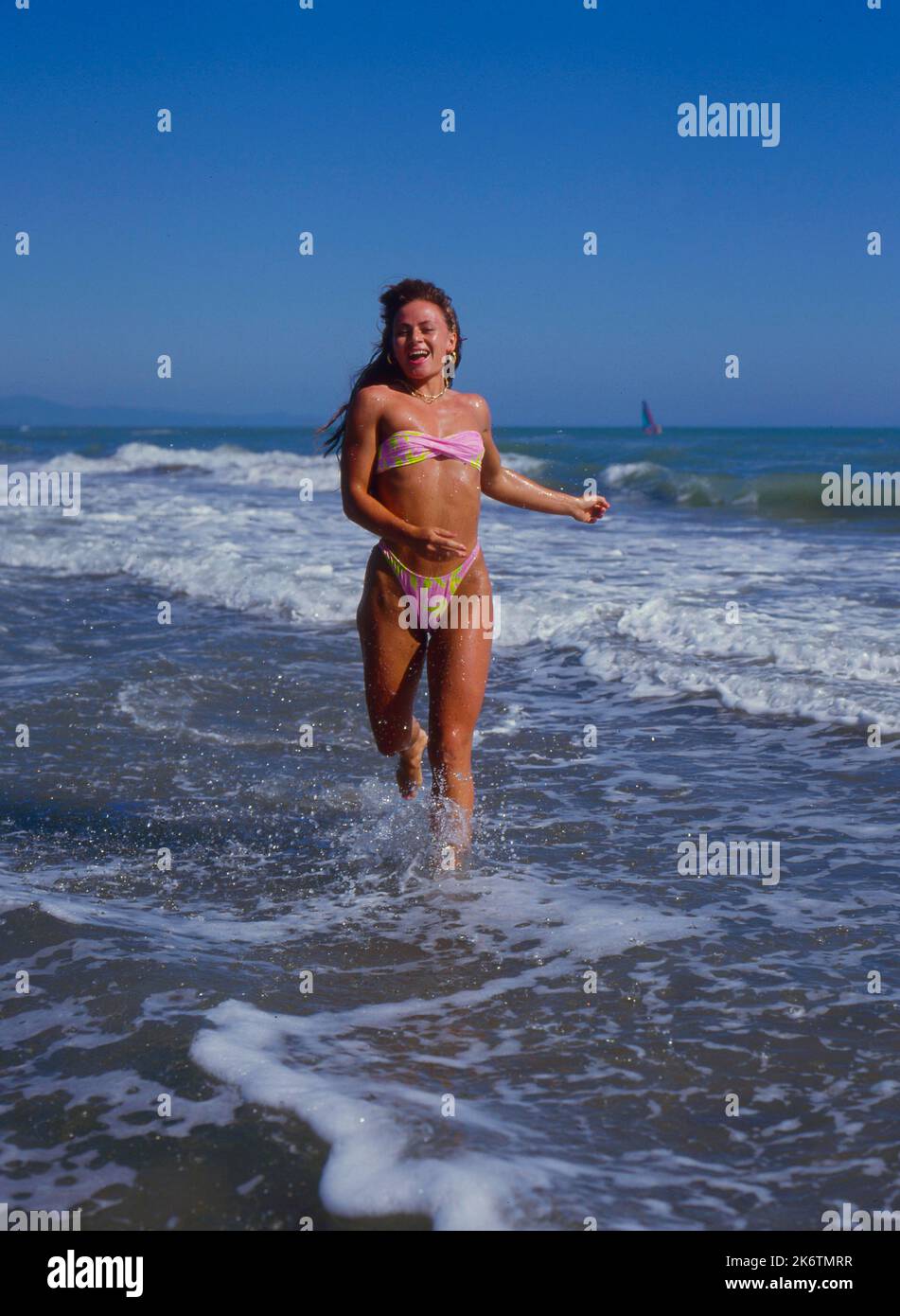 Jeune femme à la mer Banque D'Images