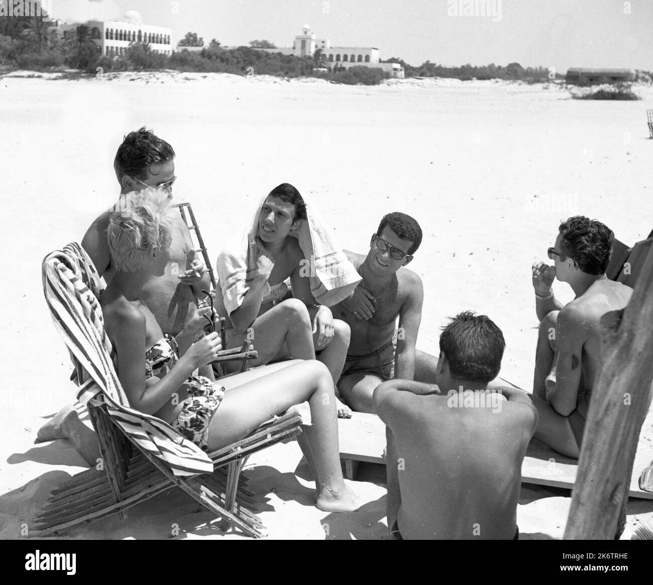 Le tourisme en était à ses débuts, comme ici en 1961, cinq hommes locaux woo blonde fille allemande, TUN, Tunisie Banque D'Images