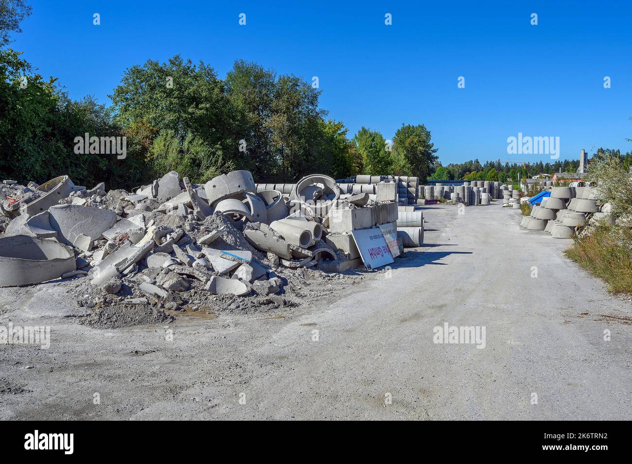 Tuyaux en béton cassés, pièces en béton préfabriqué endommagées, Kempten, Allgaeu, Bavière, Allemagne Banque D'Images
