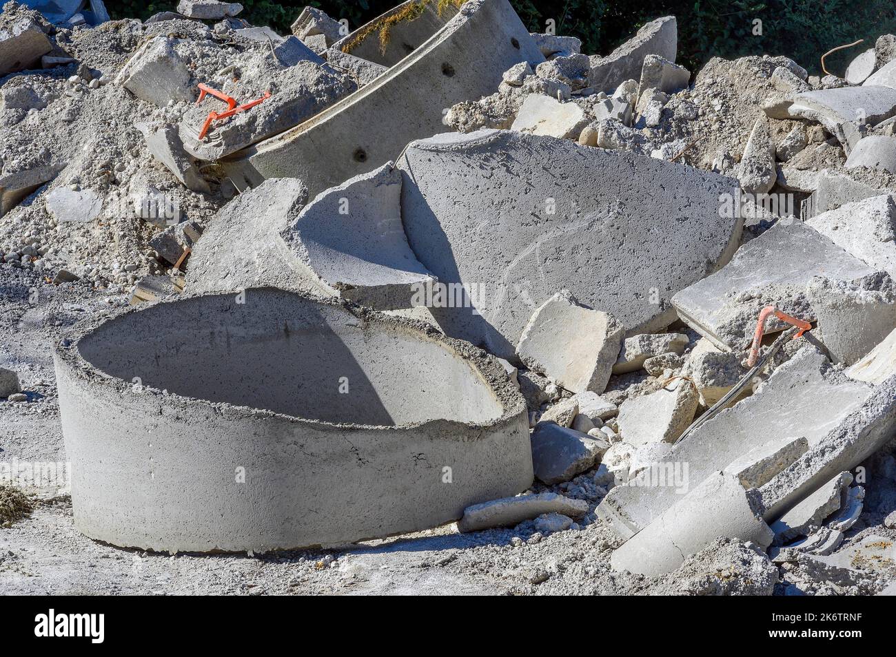 Tuyaux en béton cassés, pièces en béton préfabriqué endommagées, Kempten, Allgaeu, Bavière, Allemagne Banque D'Images
