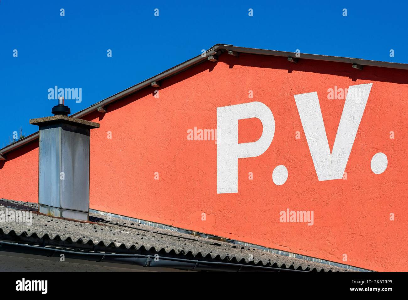 Cheminée moderne et lettres P et V sur le mur rouge de la maison, Kempten, Allgaeu, Bavière, Allemagne Banque D'Images