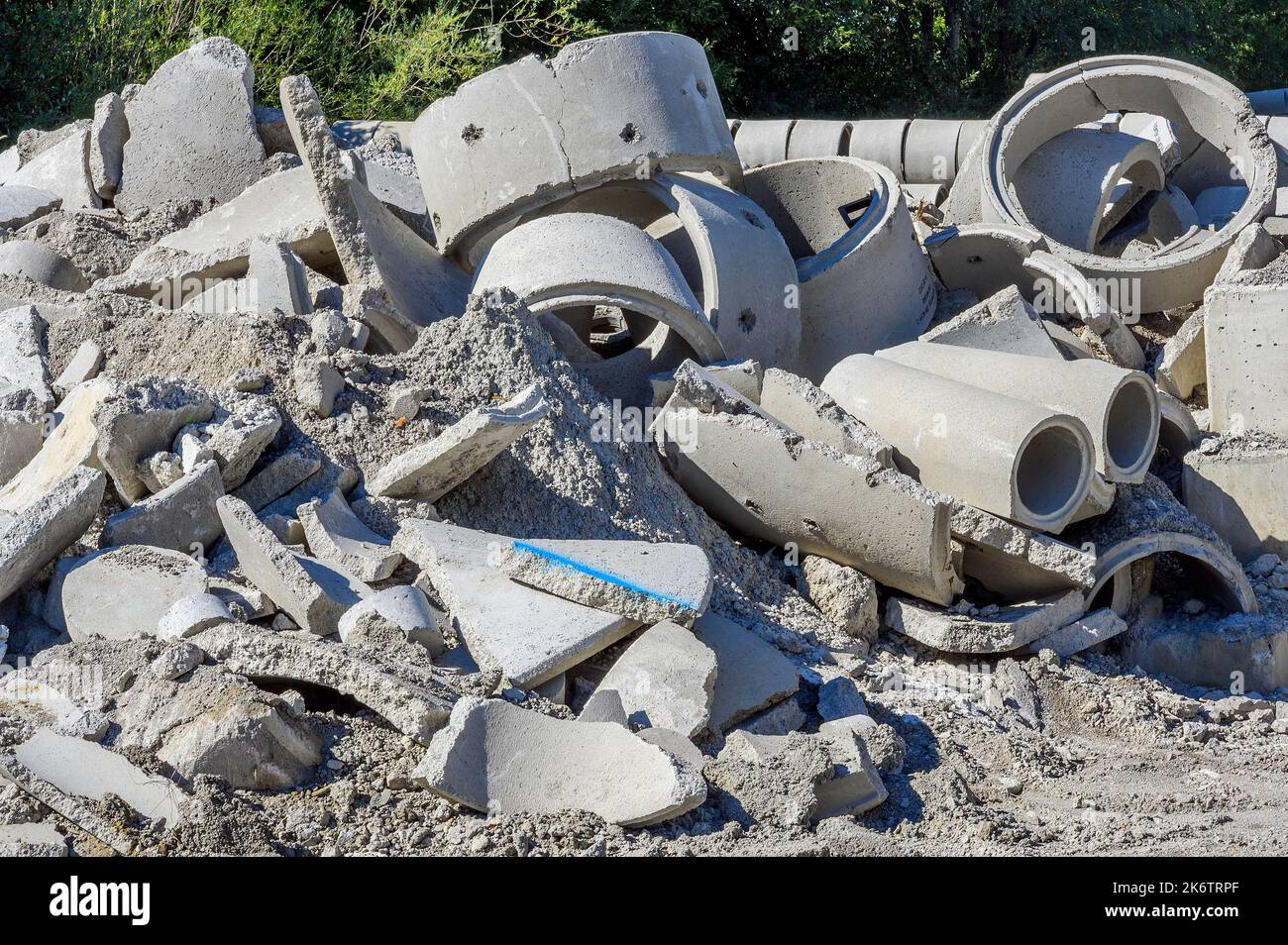 Tuyaux en béton cassés, pièces en béton préfabriqué endommagées, Kempten, Allgaeu, Bavière, Allemagne Banque D'Images