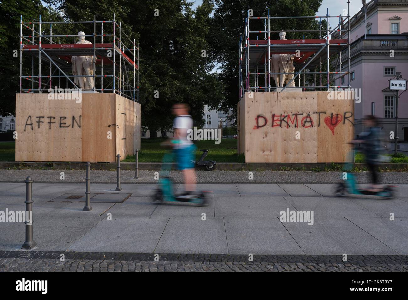 Général Graf Buelow, général von Scharnhorst (r:), dictature de singe, Bebelplatz, Unter den Linden, Scooter électrique, E-Scooter, Allemagne, Berlin Banque D'Images