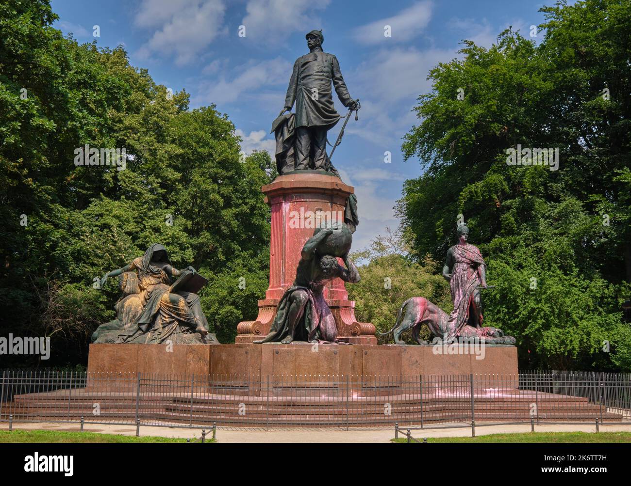 Allemagne, Berlin, 20. 07. 2020, Otto von Bismarck monument étalé de peinture, lettrage «decolonize Berlin» (Berlin dekolonialisieren), Buendnis Banque D'Images