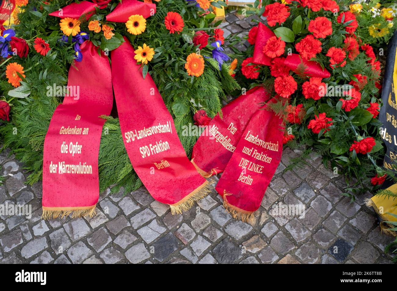 Allemagne, Berlin, 18. 03. 2021, commémoration de la Révolution de mars 1848, porte de Brandebourg, couronne SPD, parti de gauche Banque D'Images