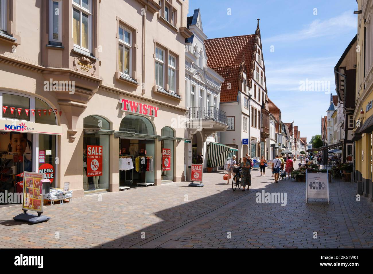 Zone piétonne animée de la vieille ville, Mittelstrasse, Lemgo, Westphalie-orientale, Rhénanie-du-Nord-Westphalie, Allemagne Banque D'Images