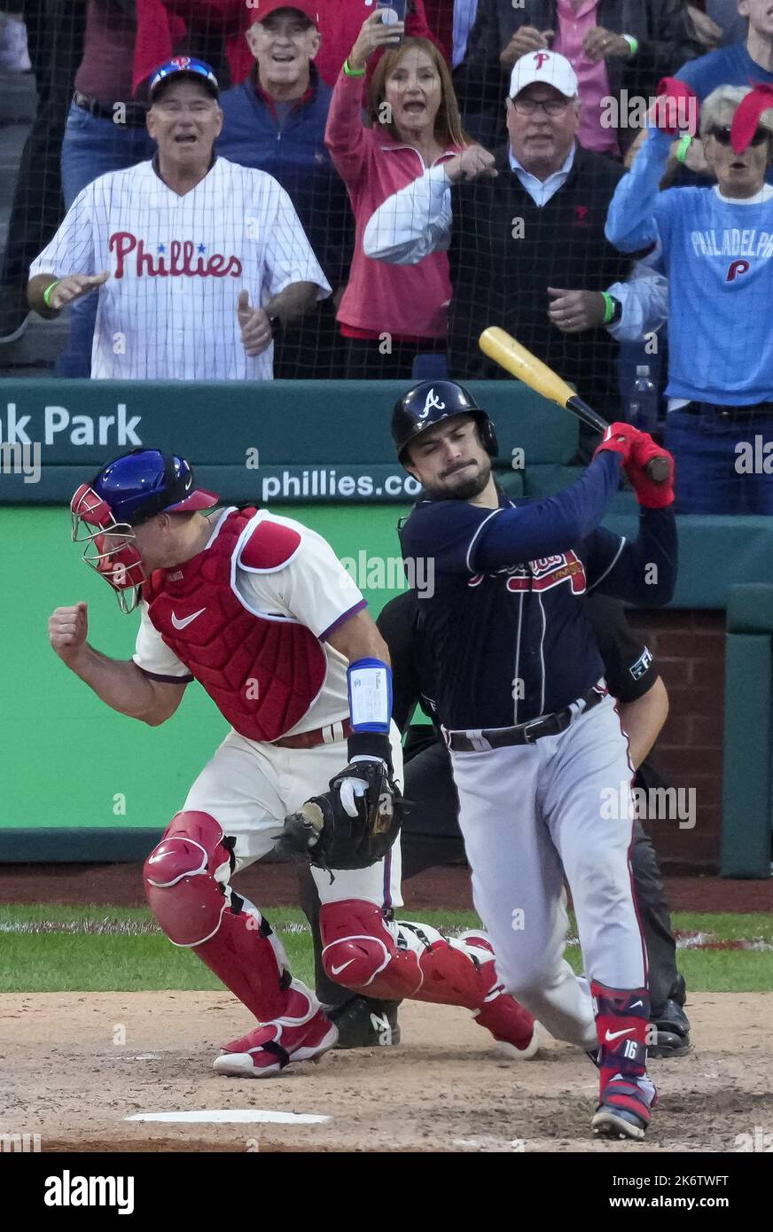 Philadelphie, États-Unis. 15th octobre 2022. Philadelphia Phillies Catcher J.T. Realmuto (L) célèbre comme batter les Braves d'Atlanta Travis d'Arnaud frappe pour mettre fin au jeu et donner aux Phillies de Philadelphie une victoire de 8-2 dans le neuvième remb du jeu 4 de leur série NLDS à Philadelphie, Pennsylvanie, samedi, 15 octobre. 2022. Philies a gagné la série 3-1 et a avancé la série de championnat de ligue. Photo par Ray Stubblebine/UPI crédit: UPI/Alay Live News Banque D'Images