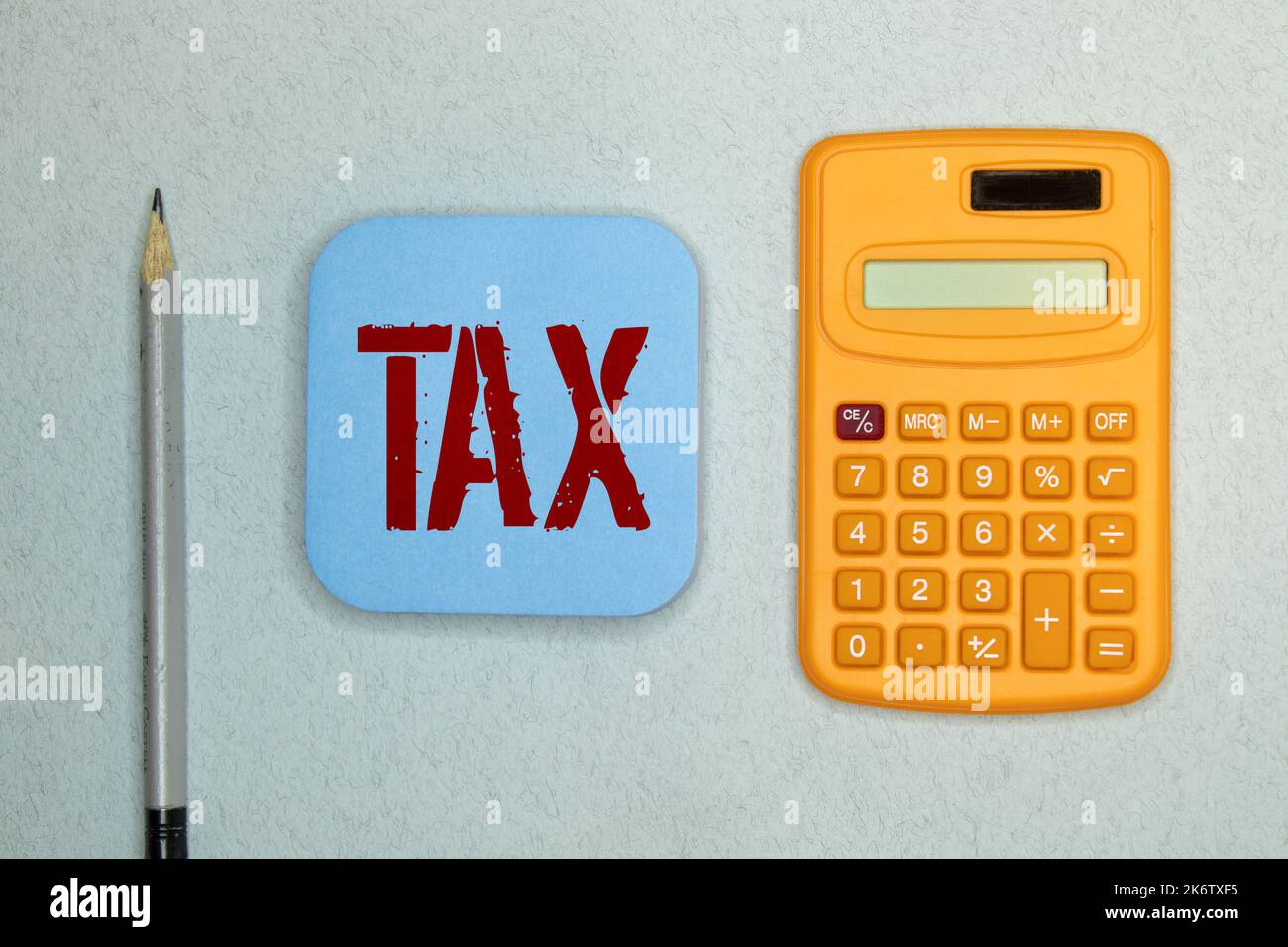 Texte RÉFORME FISCALE écrit sur des notes papier avec calculatrice, fausse monnaie et lunettes isolées sur fond rouge.Business et finance concept. Banque D'Images