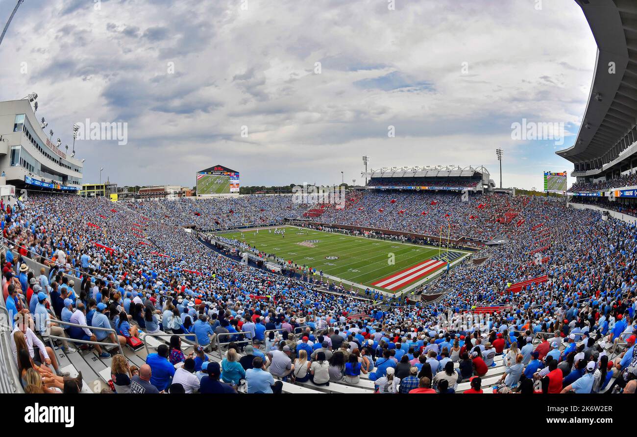Oxford, MS, États-Unis. 15th octobre 2022. Les fans assistent à un match de football universitaire NCAA entre les Tigres Auburn et les rebelles du Mississippi au stade Vaught-Hemingway à Oxford, Mississippi. Austin McAfee/CSM/Alamy Live News Banque D'Images