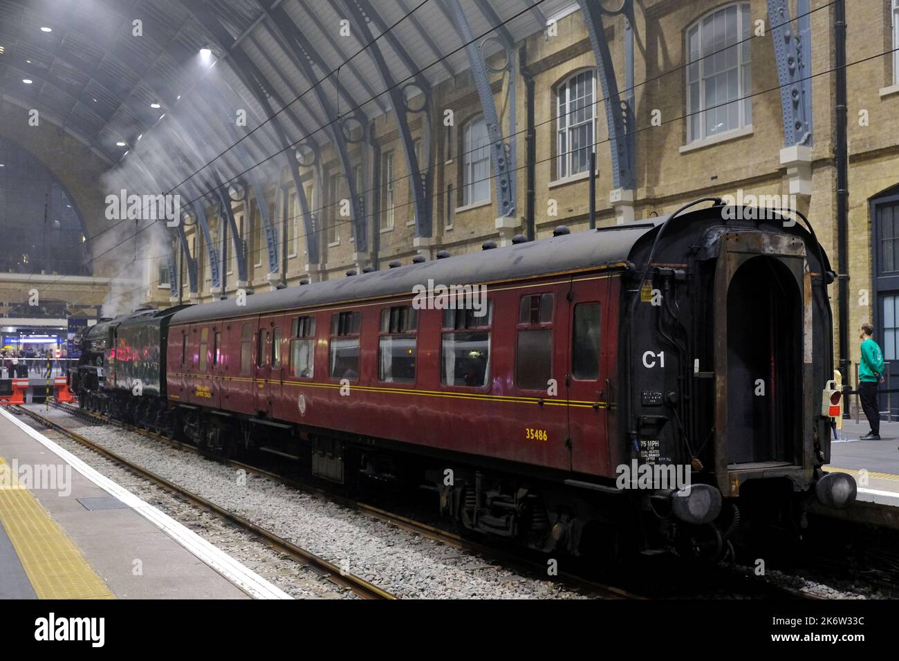 Londres, Royaume-Uni, 15th octobre 2022. Le Flying Scotsman visite la gare de King's Cross pour marquer 170 ans du terminus nord de Londres et le prochain centenaire de l'entrée en service de la locomotive. L'emblématique locomotive à vapeur a été la première à atteindre 100mph. Crédit : onzième heure Photography/Alamy Live News Banque D'Images