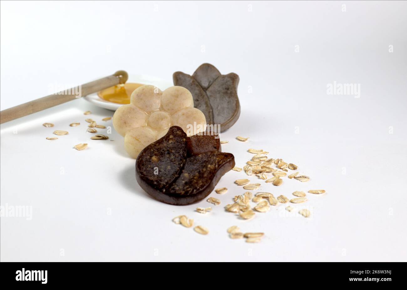 Savon de glycérine fait main de miel, de flocons d'avoine et de café. Banque D'Images