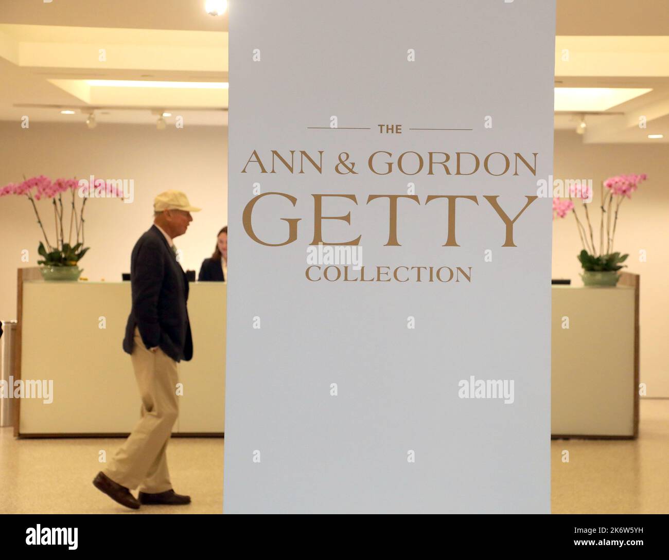 14 octobre 2022, New York, New York, Etats-Unis : vue sur l'enseigne de la collection Ann et Gordon Getty pour la vente aux enchères à venir à Christie's New York. Le mobilier, les objets et les œuvres d'art proviennent de la résidence Getty à San Francisco. La vente devrait atteindre plus de $180 millions de dollars, et le produit en sera tiré profit de la Fondation Ann et Gordon Getty pour les arts (Credit image: © Nancy Kaszerman/ZUMA Press Wire) Banque D'Images