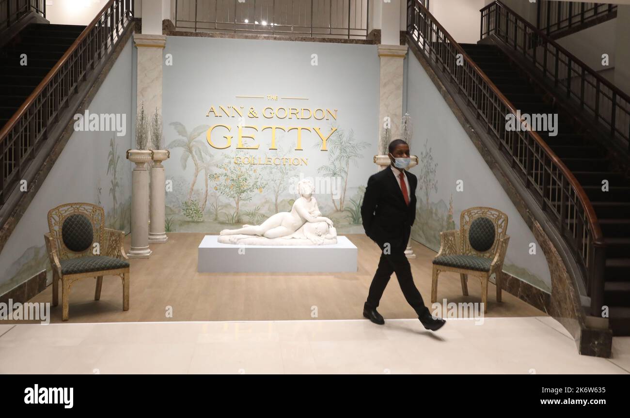 14 octobre 2022, New York, New York, Etats-Unis : vue sur l'enseigne de la collection Ann et Gordon Getty pour la vente aux enchères à venir à Christie's New York. Le mobilier, les objets et les œuvres d'art proviennent de la résidence Getty à San Francisco. La vente devrait atteindre plus de $180 millions de dollars, et le produit en sera tiré profit de la Fondation Ann et Gordon Getty pour les arts (Credit image: © Nancy Kaszerman/ZUMA Press Wire) Banque D'Images