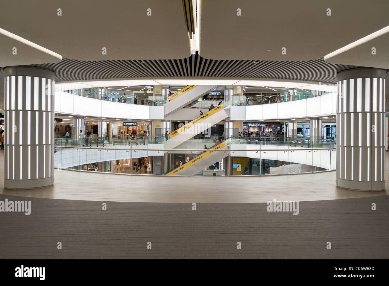 Kuala Lumpur,Malaisie - 12 octobre,2022 : vue intérieure du centre commercial Utama 1, les gens peuvent voir explorer et faire du shopping autour de lui. Banque D'Images