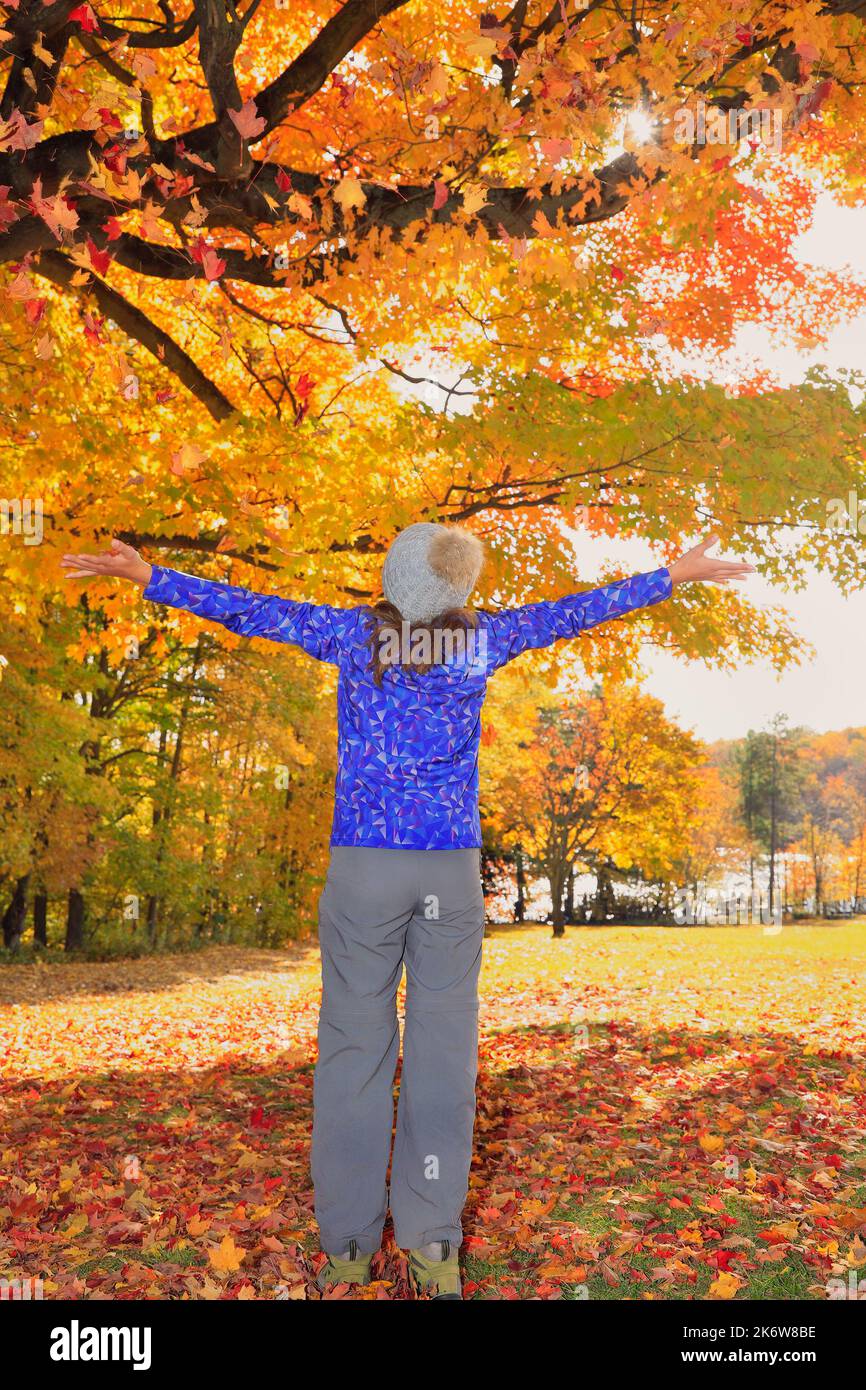 Jeune fille appréciant les feuilles colorées de l'automne au Québec, Canada Banque D'Images