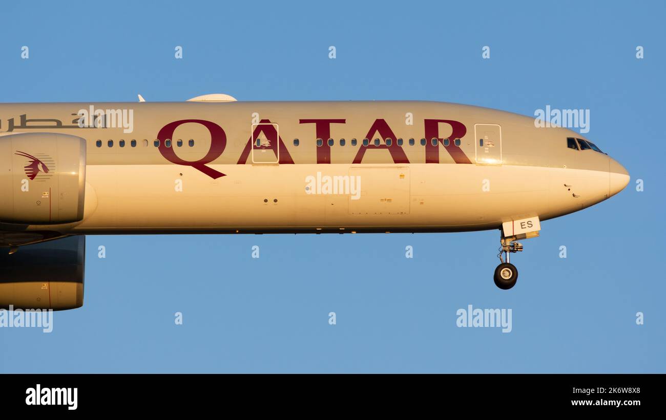 Boeing 777 de Qatar Airways à l'approche de l'aéroport de Perth, Australie occidentale Banque D'Images